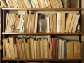 Une bibliothèque dans le bureau de Piaget