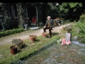Piaget dans son jardin de Pinchat, 1970